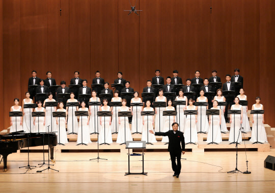 수원시립합창단(예술감독 윤의중)이 오는 31일 저녁 7시 30분 수원SK아트리움 대공연장에서 제164회 정기연주회로 '로시니 스타바트 마테르'(Rossini-Stabat Mater) 공연을 한다고 11일 밝혔다. 이 작품은 '세비야의 이발사', '윌리엄 텔' 등 수많은 걸작을 선보이며 '이탈리아의 모차르트'로 불렸던 이탈리아의 오페라 작곡가 조아키노 로시니(Gioachino Rossini, 1792~1868)의 대표적인 종교 음악 작품으로 로시니가 스페인의 명망 있는 성직자였던 페르난데스 발레라의 의뢰로 작곡한 작품이다. 수원시립합창단 제공